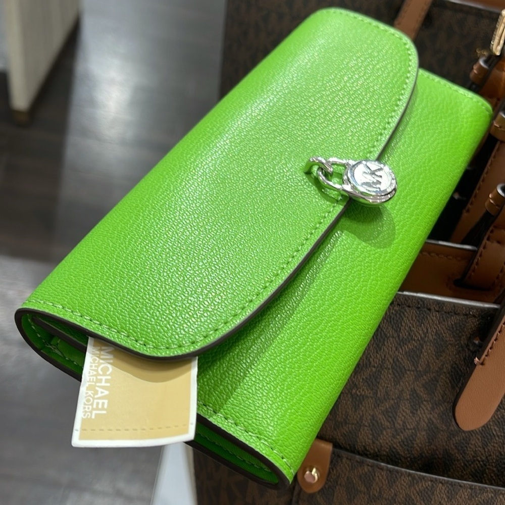Michael Kors Hamilton Large Leather Flap Continental Wallet
Dragonfruit
NWT - Picture 5 of 16